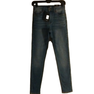 Fashion Nova NWT Can't let me go skinny jeans. Great for school. Size 5.